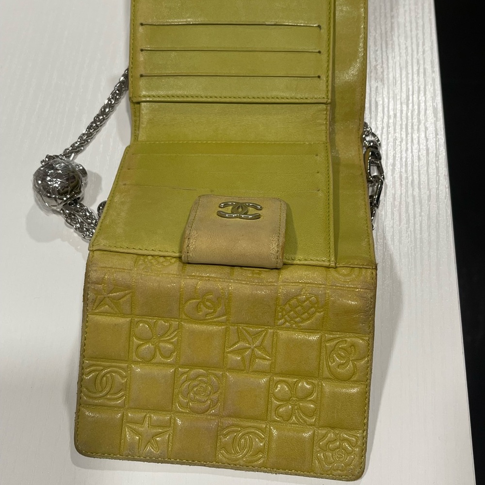 Chanel walle in Vibrant Yellow with Silver Chain and silver logo - Picture 6 of 13